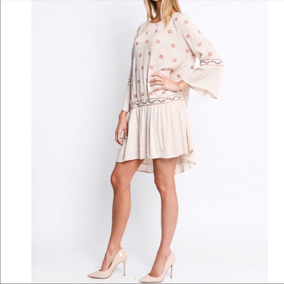 Dresses & Skirts - 🆕 Beautiful Beige Off White Printed Shift Dress